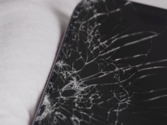 Il display dell&#039;iPhone 17 Pro (nella foto) si è frantumato al primo tentativo di caduta, anche se poi ha continuato a funzionare normalmente. (Fonte: Allstate Protection Plans/YouTube)