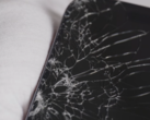 Il display dell'iPhone 17 Pro (nella foto) si è frantumato al primo tentativo di caduta, anche se poi ha continuato a funzionare normalmente. (Fonte: Allstate Protection Plans/YouTube)