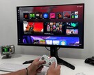L'interfaccia di Windows 11 Full Screen Experience (FSE) visualizzata su un monitor con un controller Xbox utilizzato per la navigazione (Fonte immagine: YouTube/ETA Prime)