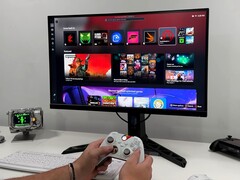 L'interfaccia di Windows 11 Full Screen Experience (FSE) visualizzata su un monitor con un controller Xbox utilizzato per la navigazione (Fonte immagine: YouTube/ETA Prime)