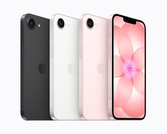 Mentre l'iPhone 16e è disponibile solo in bianco e nero, Apple offre l'iPhone 17e in un'ulteriore colorazione rosa chiaro.