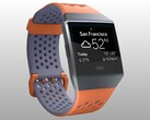 Il Fitbit Ionic nei colori blu corallo e arancione fuoco (Fonte: Fitbit)