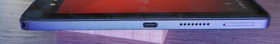 A destra: Porta USB-C, altoparlante, slot microSD/SIM