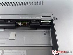 Lo slot per la scheda SIM si trova nel vano batteria.