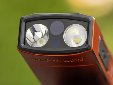 L’Olight ArkPro Ultra dispone di luce diffusa, luce concentrata, luce UV e laser verde.