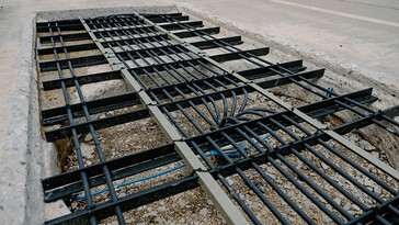 Il Dipartimento dei Trasporti dell'Indiana ha coperto le bobine del trasmettitore di Purdue con cemento autostradale. (Fonte immagine: Kelsey Lefever/Purdue University)