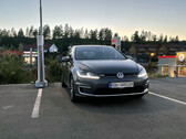VW elettriche in ricarica presso uno stand Tesla (immagine: OfficialQzf/Reddit)