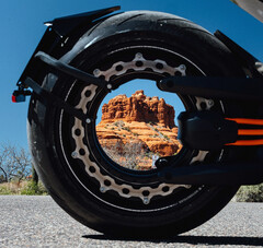 Moto TS Pro con batteria allo stato solido e motore senza mozzo. (Fonte: Verge Motorcycles/X)