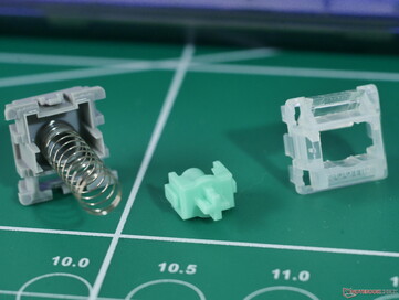 Smontaggio dell'interruttore Wooting Lekker Tikken - c'è un sottile strato di lubrificante sulle rotaie dell'interruttore, ma non troppo da farle sembrare lente