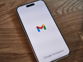 Un iPhone con il logo Gmail sullo schermo.