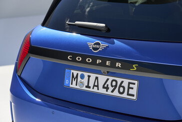 La parte posteriore della nuova Mini Cooper SE ha ricevuto lo stesso trattamento minimalista del resto dell'auto. (Fonte: Mini)