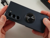 Un Galaxy Z Fold5 in una custodia Fold6. (Fonte: Jeff Springer via YouTube)