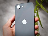 Proprio come l'iPhone 16e illustrato, l'iPhone 17e di Apple potrebbe offrire una sola fotocamera sul retro