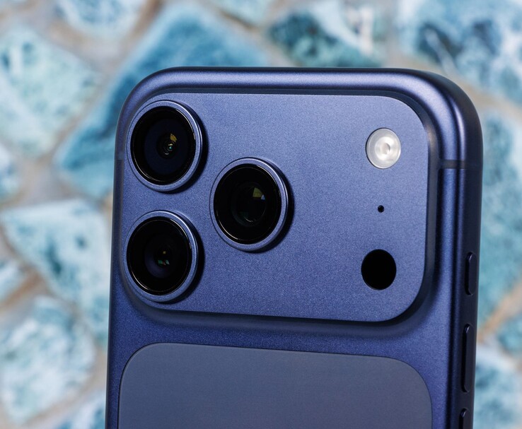 Primo piano del modulo fotocamera dell'iPhone Apple, che illustra il potenziale futuro dell'integrazione del sensore LOFIC. (Fonte: Notebookcheck)