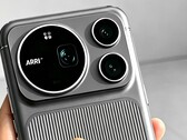 Un'immagine, presumibilmente generata dall'intelligenza artificiale, dell'Honor Magic9 Pro Max, che, secondo quanto riferito, sarebbe dotato di una fotocamera Arri con sensore frontale quadrato.