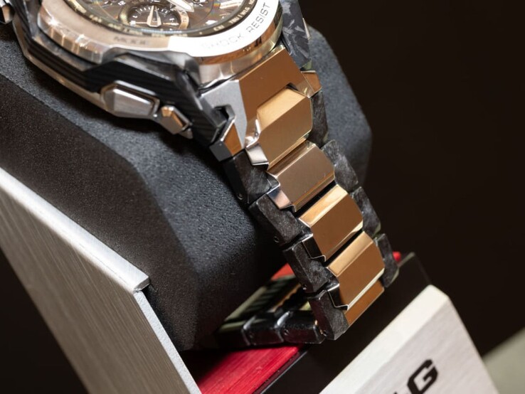 Una foto del cinturino esterno dell'orologio Casio G-Shock MTG-B4000D-1A. (Fonte: Impress Watch)