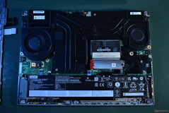 Lenovo ThinkPad P16 Gen 2: rimozione del coperchio inferiore