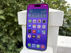 Secondo Apple, il pannello OLED da 6,3 pollici dell'iPhone 17 raggiunge una luminosità fino a 3.000 nit all'aperto. (Fonte: Notebookcheck)