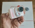 La action camera Insta360 Go Ultra Hello Kitty, in edizione limitata, offre 200 minuti di autonomia