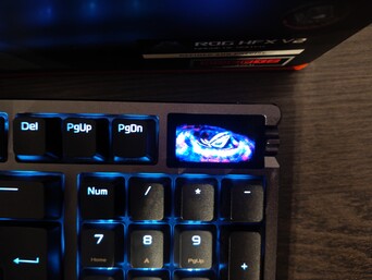 Il display rende molto più facile regolare le impostazioni direttamente sulla tastiera e può anche mostrare animazioni. (Fonte: Notebookcheck)