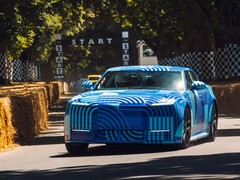 La Jaguar Type 01 EV, nella livrea “Blue Exuberant Modernism Camouflage”, sfreccia davanti alla griglia di partenza della Goodwood Hill Climb