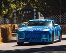 La Jaguar Type 01 EV, nella livrea “Blue Exuberant Modernism Camouflage”, sfreccia davanti alla griglia di partenza della Goodwood Hill Climb