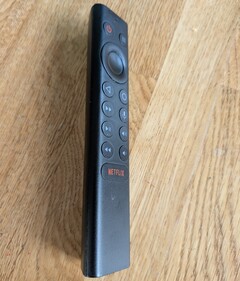 Il telecomando Shield svolge certamente la sua funzione primaria, ma presenta alcune scelte di design bizzarre (Fonte: Notebookcheck)