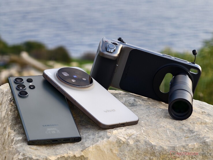 Vivo X300 Pro con un teleconvertitore è un sostituto leggermente più grande della fotocamera con teleobiettivo 10x di Samsung Galaxy S23 Ultra. (Fonte: Alexander Fagot, Notebookcheck)