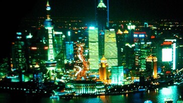 Un raro esempio di aliasing visibile nei grattacieli di Shanghai. Lo Yaber T1 Pro non dispone di un'elaborazione avanzata dell'immagine per minimizzare questo fenomeno. (Fonte immagine: "Skyfall" di MGM)