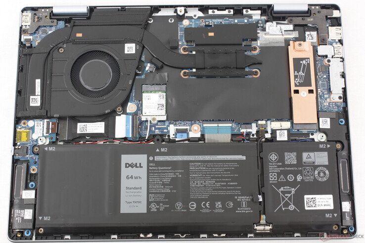 Inspiron 14 Plus 7440. Il pannello inferiore richiede solo un cacciavite Phillips per essere rimosso