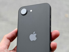 L&#039;iPhone 17e dovrebbe ricalcare il design del suo predecessore. iPhone 16e mostrato in nero. (Fonte immagine: Thai Nguyen &amp;amp; Unsplash)