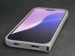 L&#039;iPh0n3 di Obsoless presenta un design in nylon e una porta USB Type-C montata lateralmente. (Fonte: Ken Pillonel)