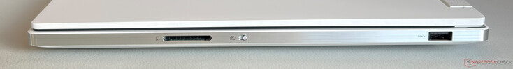 Lato destro: Lettore di schede SD, otturatore privacy della webcam, USB-A 3.2 Gen.1 (5 Gbps)