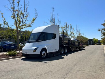 Tesla Cybertruck su un Tesla Semi