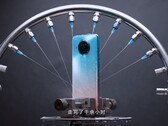 Il Redmi Note 9 Pro 5G è stato bagnato da getti d'acqua durante i test. (Fonte dell'immagine: Redmi)