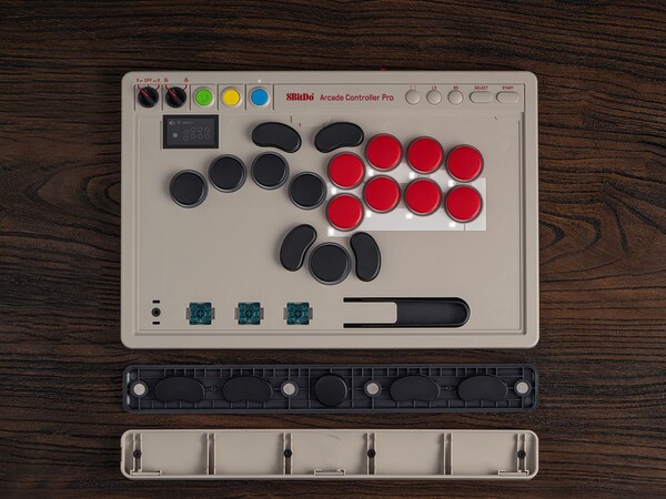 Il controller da sala giochi 8BitDo può essere facilmente personalizzato.