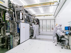 La Russia punta alla produzione di chip a 28 nanometri entro il 2030, ma rimangono delle lacune. Nella foto: Camera bianca di ASML con ingegneri che lavorano su apparecchiature di fotolitografia (Fonte: ASML)