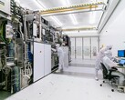 La Russia punta alla produzione di chip a 28 nanometri entro il 2030, ma rimangono delle lacune. Nella foto: Camera bianca di ASML con ingegneri che lavorano su apparecchiature di fotolitografia (Fonte: ASML)