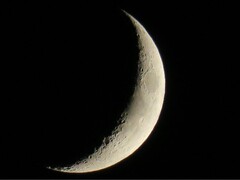 Un'immagine che mostra la Luna e i suoi numerosi crateri. (Fonte immagine: hhach - Pixabay)