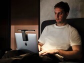 La LaptopBar può essere fissata al display di un computer portatile in pochi secondi, grazie al suo attacco magnetico. (Immagine: BenQ)