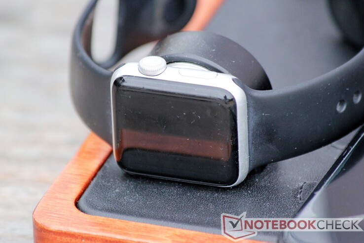 Il caricatore integrato Apple Watch tiene saldamente lo smartwatch in posizione.