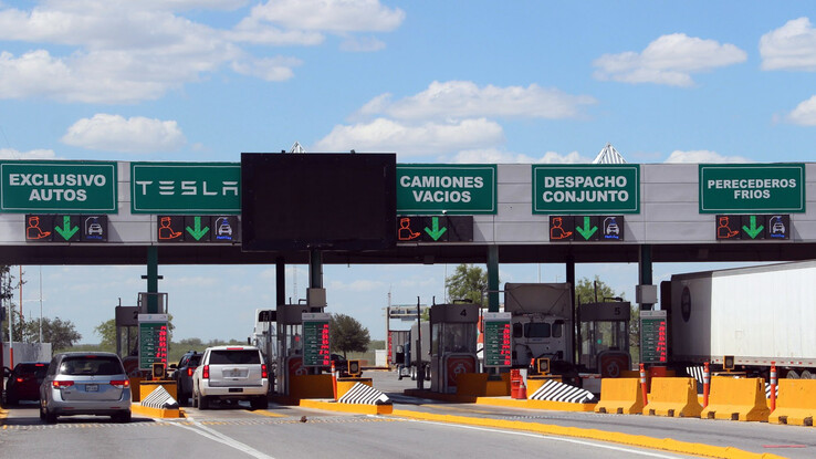 Le corsie esclusive di attraversamento del confine per i fornitori di componenti Tesla sul Ponte Colombia (immagine: Corporation for the Development of the Border Zone of Nuevo León/Bloomberg)