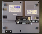Il NES Hub si collega alla porta di espansione a 15 pin inutilizzata sul fondo di un NES. (Fonte: RetroTime)