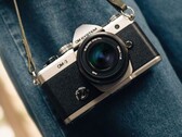 La fotocamera OM System OM-3 in argento e nero