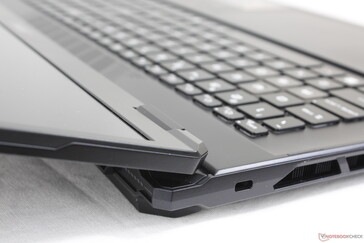 Coperchio aperto all'angolo massimo (~170 gradi)