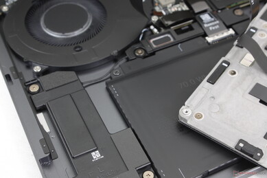 Altoparlanti quadrupli (3 W x2 + 2 W x2) con due canali di diffusione verso l'alto e due verso il basso