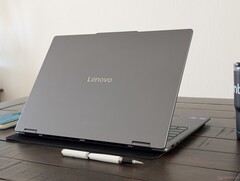 Lo Yoga 7 16ILL10 funziona un po' più caldo rispetto allo Yoga 7 16IML9 dello scorso anno, ma i vantaggi superano di gran lunga questo piccolo svantaggio (fonte: Notebookcheck)