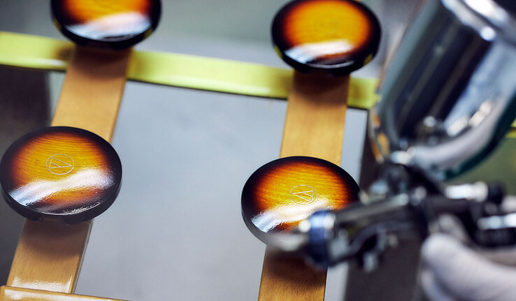 I padiglioni auricolari Audio-Technica ATH-WP900SE in frassino massiccio sono rifiniti da Fujigen.