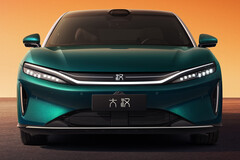 Autonomia di 626 miglia, 764 hp e ricarica in 9 minuti: BYD avvia le prevendite in Cina della nuova berlina elettrica di lusso Da Han EV, con prezzi a partire dall’equivalente di circa 36.900 dollari