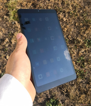 Lo the Xiaomi Mi Pad 4 (LTE) all' aperto sotto il sole